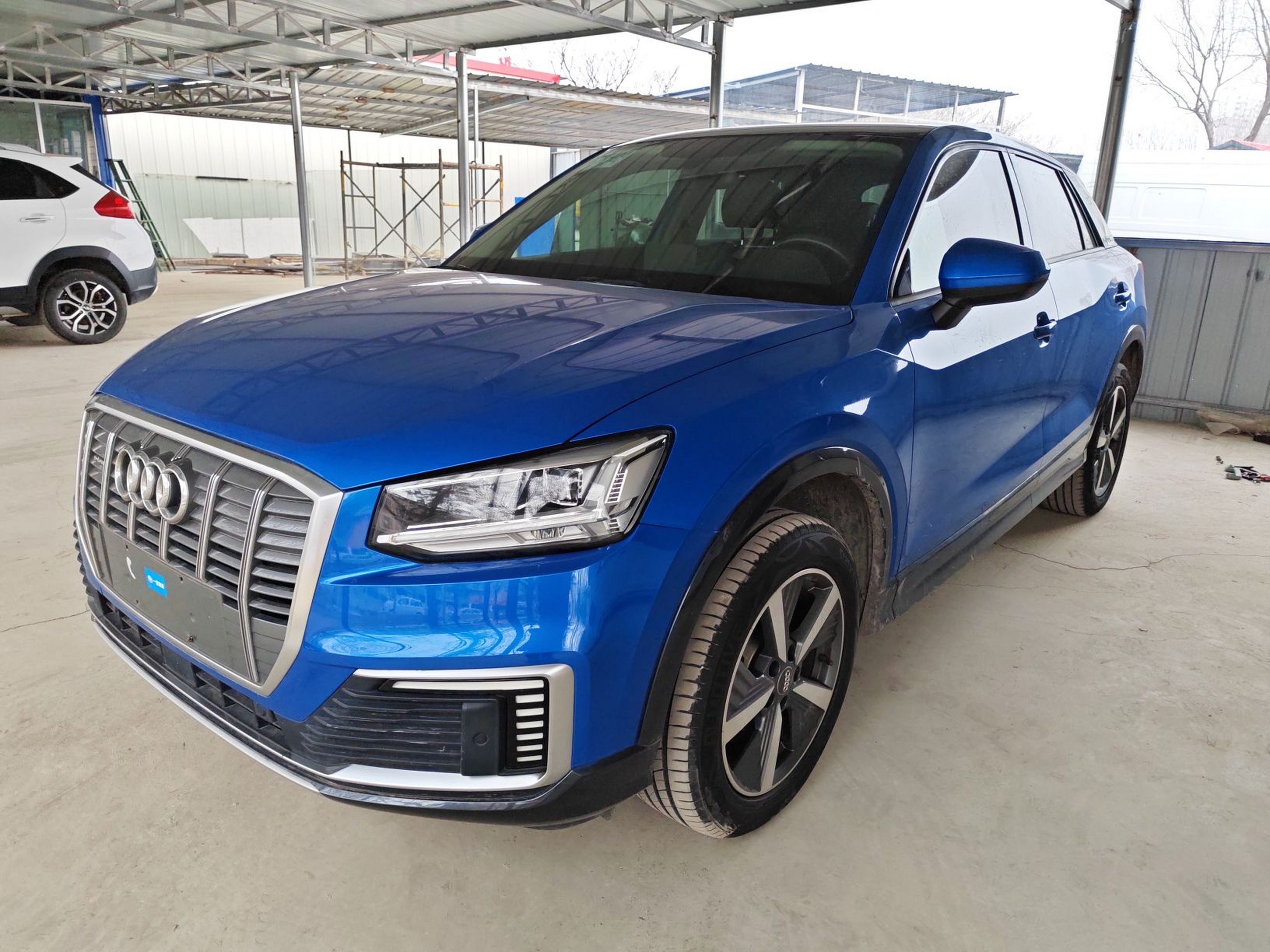 تحت مقدمة السيارة