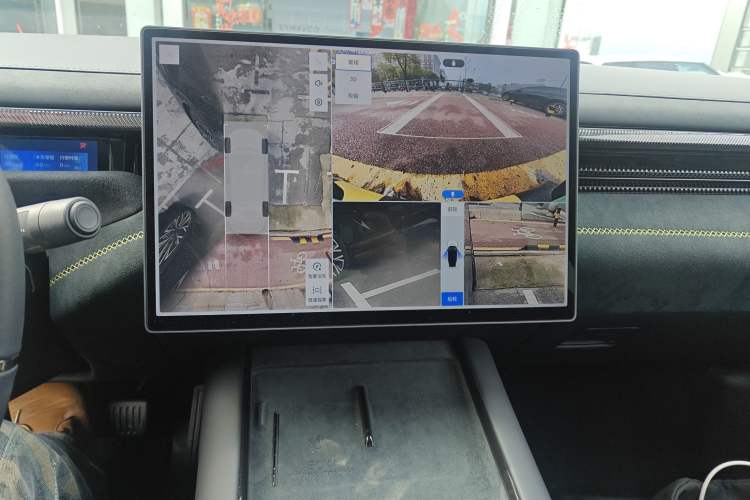 Used Lynk & Co 10 EM-P 2025 Model 240 All-Wheel Drive Ultra—Sport Edition Audio And AC Panel