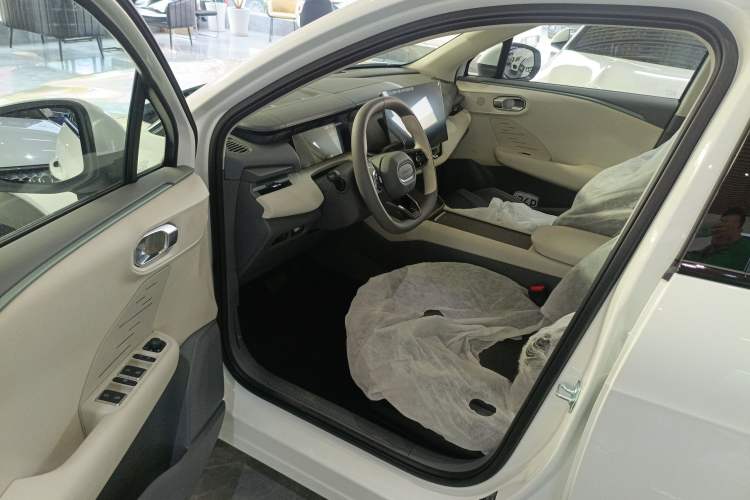 Used Lynk & Co 06 EM-P 2023 EM-P 56 Standard Range Pro