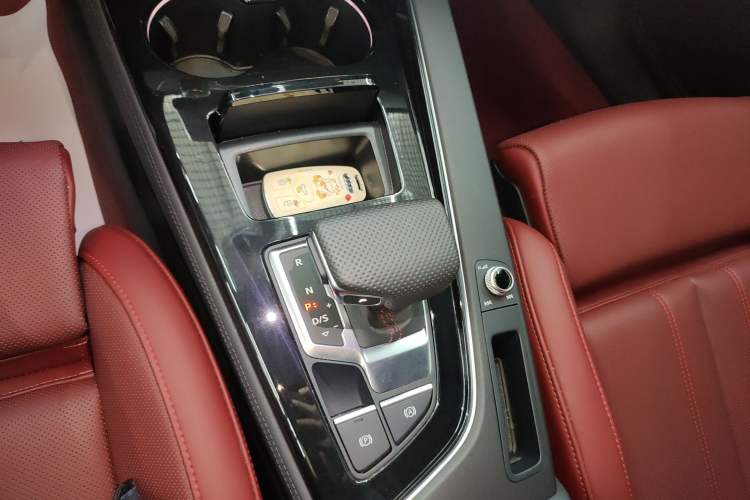 Used Audi A4L 2025 2 Million Units Enjoyment Version 40 TFSI Luxury Dynamic Edition Gear Lever
