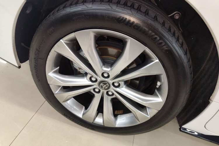 Used Toyota SIENNA 2023 2.5L Hybrid Deluxe Edition Right Rear Wheel Hub