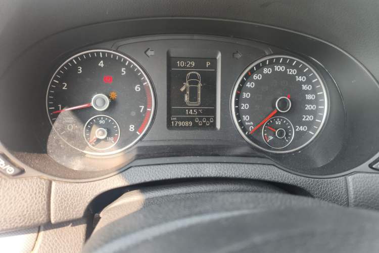 Used Volkswagen Sharan 2014 2.0 TSI Standard Model Odometer Close Up