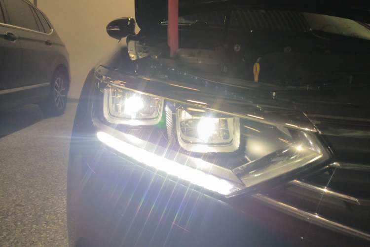 Used Volkswagen Magotan 2018 Facelift 330TSI DSG Luxury Model Right Front Headlight