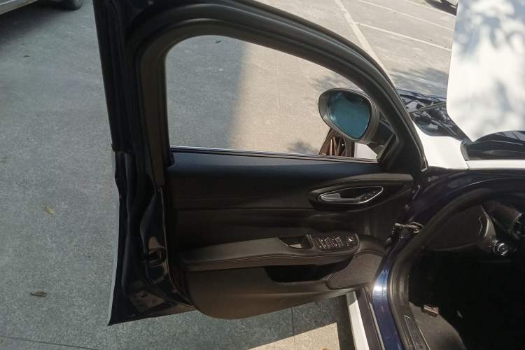 Used Alfa Romeo Giulia 2017 2.0T 280HP Luxury Edition
