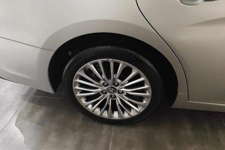 Used Toyota Avalon 2019 Dual-Engine 2.5L XLE Prestige Version China VI Standard
