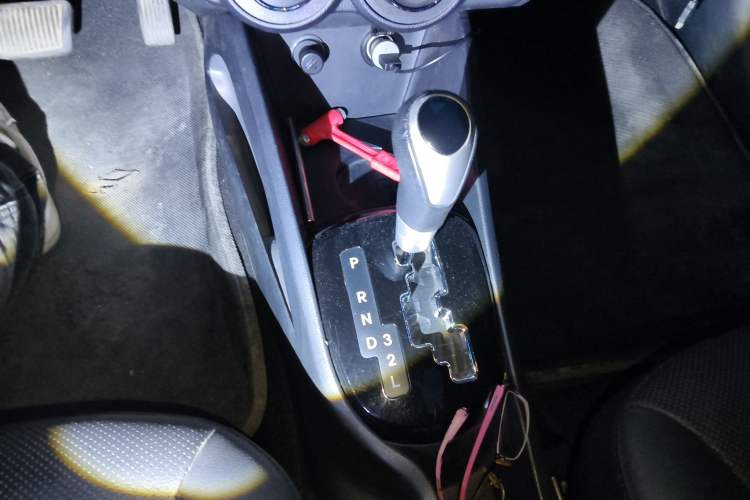 Used Kia K2 2012 Sedan 1.6L Automatic Transmission Premium Commemorative Edition Gear Lever