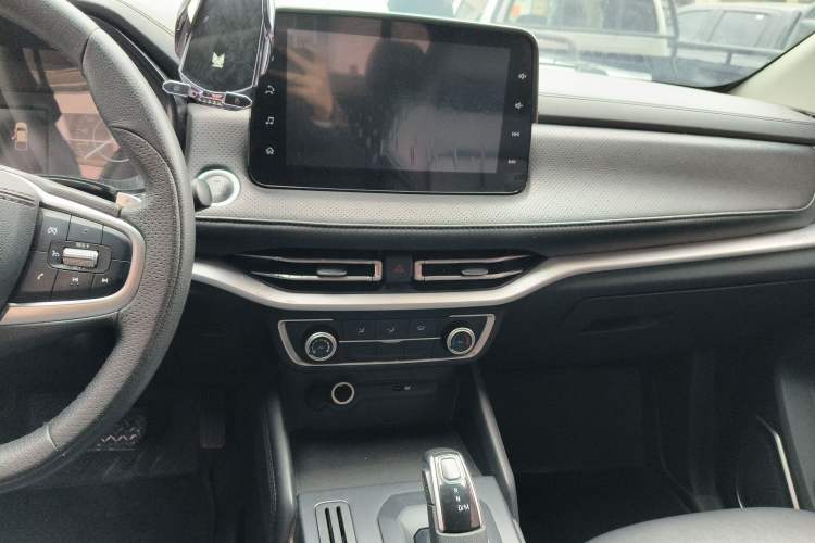 Used JMC Yuhu 7 2022 2.0T Automatic Diesel 4x4 Comfort Edition Standard Wheelbase Audio And AC Panel