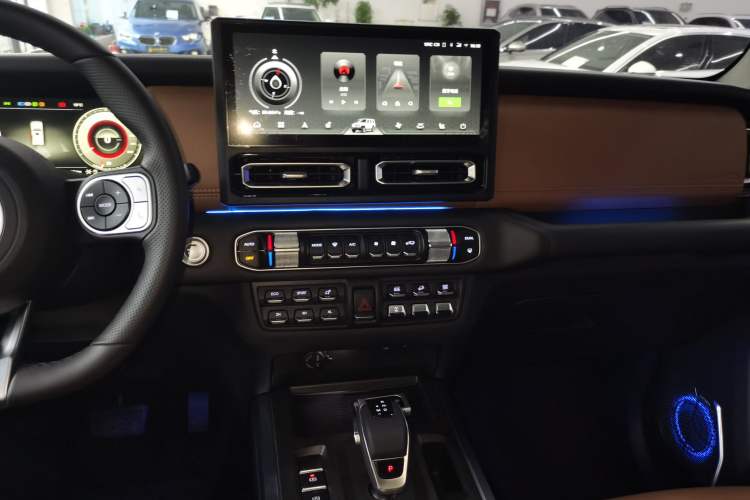 Used 212 T01 2024 2.0T Explorer
