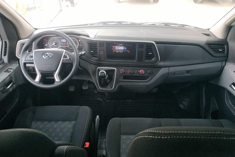 Used SAIC MAXUS Xintu V80 2025 Value Edition Aoyuntong 2.0T Manual Short Wheelbase Mid-Height 127 Ps 5/6 Seats Center Console