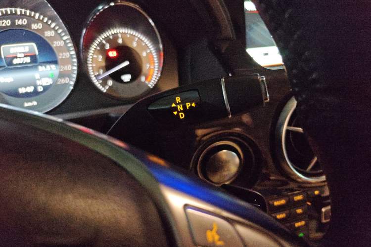 Used Mercedes-Benz GLK-Class 2015 GLK 300 4MATIC Luxury Ultimate Edition Gear Lever