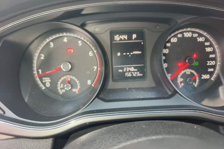 Used Volkswagen Passat 2014 1.8TSI DSG Prestige Edition Odometer Close Up