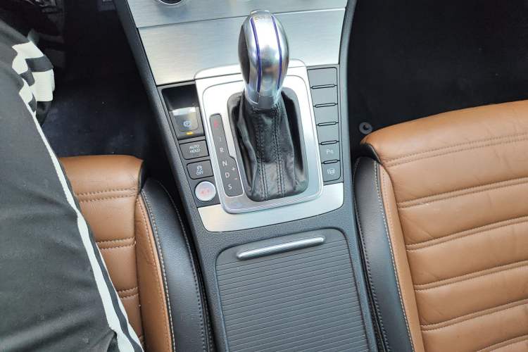 Used Volkswagen FAW-Volkswagen CC 2015 2.0 TSI Luxury Model Gear Lever