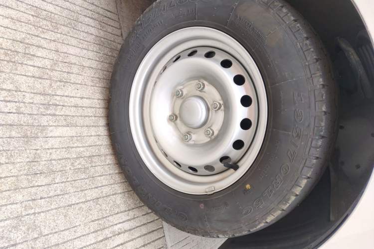 Used Wuling Yangguang 2024 300KM Comfort Version Passenger Van 75kW
