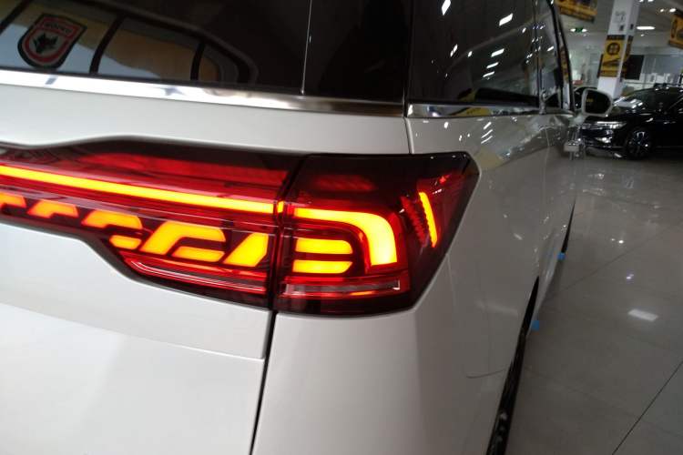 Used JAC Refine RF8 PHEV 2024 Zhiling Edition 1.5T 150KM Prestige Model – Lithium Iron Phosphate Right Rear Taillight