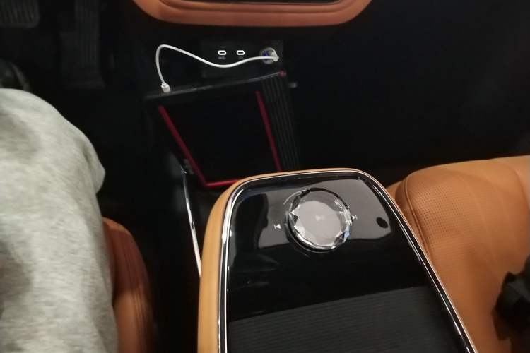 Used Geely Galaxy LEVC L380 2024 140-Degree 6-Seater All-Wheel-Drive Ultra