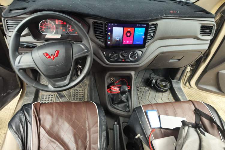 Used Wuling Hongguang V 2022 1.5L Jingqu Version Hydraulic Power Steering LAR Center Console