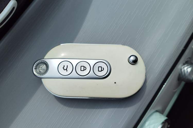 Used Wuling Hongguang MINIEV 2022 Macaron Premium Model – Lithium Iron Phosphate Vehicle Key