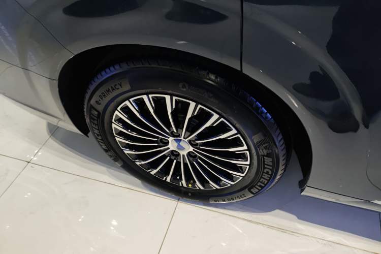 Used Denza D9 2022 DM-i 970 Four-Wheel Drive Prestige Model Right Rear Wheel Hub