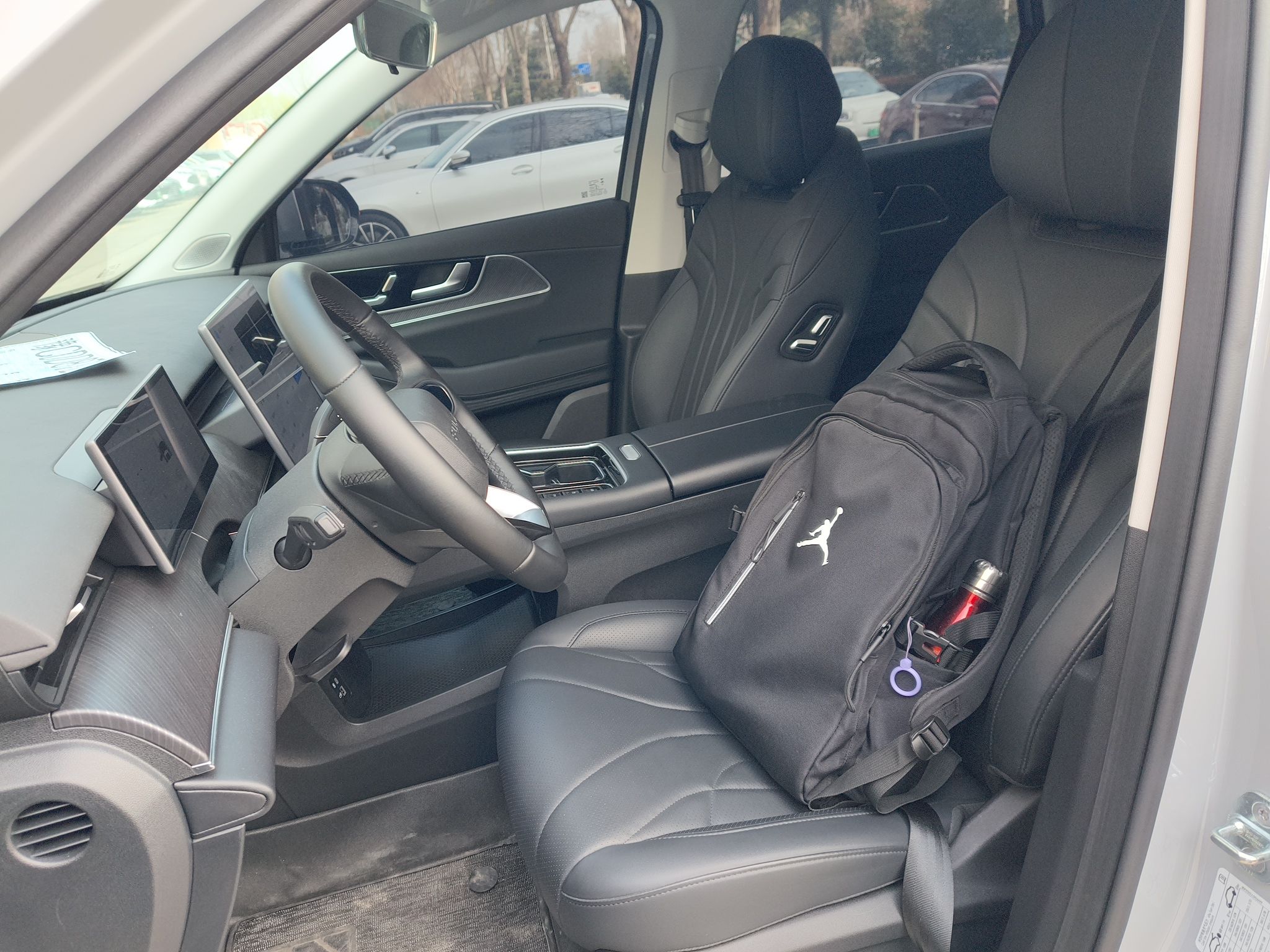 المقاعد الأمامية داخل السيارة