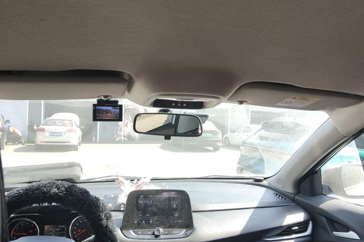 Used Chevrolet Trax 2019 325T Automatic Sport Edition China VI Standard Headliner