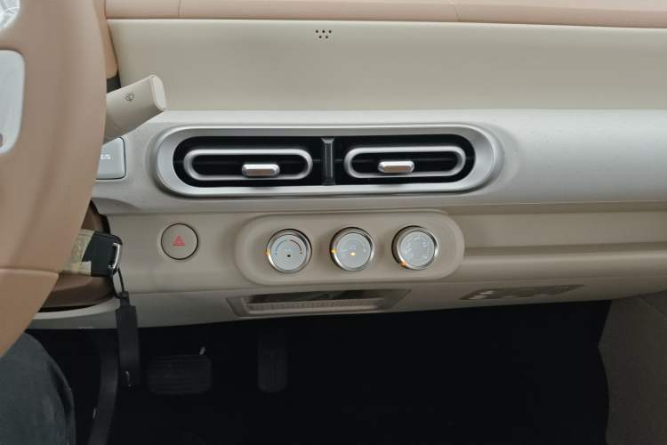 Used Wuling Hongguang MINIEV 2024 3rd Generation 215km Youth Edition Audio And AC Panel