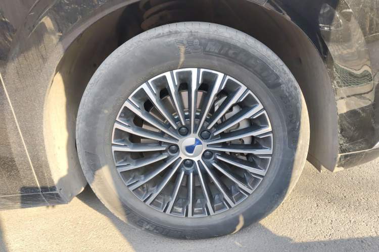 Used Denza D9 2023 DM-i 945 Business Edition Right Front Wheel Hub