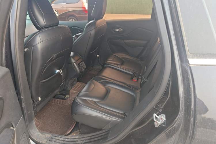 Used Jeep Cherokee 2016 2.4L Leading Smart Version Left Rear Seat