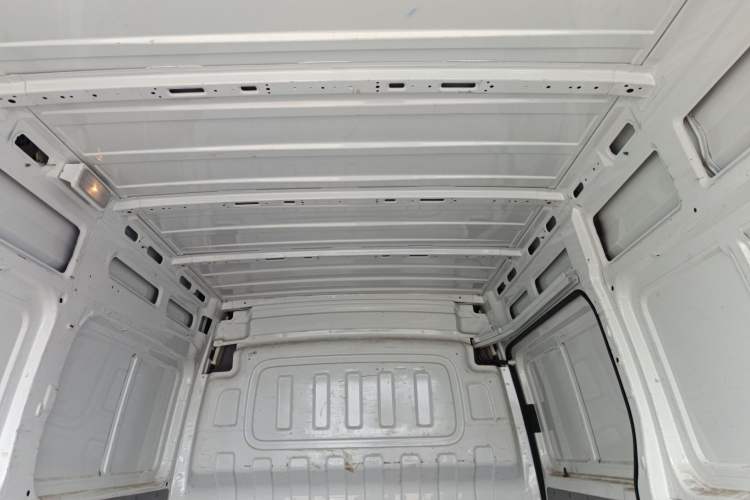 Used SAIC MAXUS Xintu V80 2020 2.5T Manual Classic City Delivery King Short Wheelbase Mid-Roof Design 2/3 Seats
