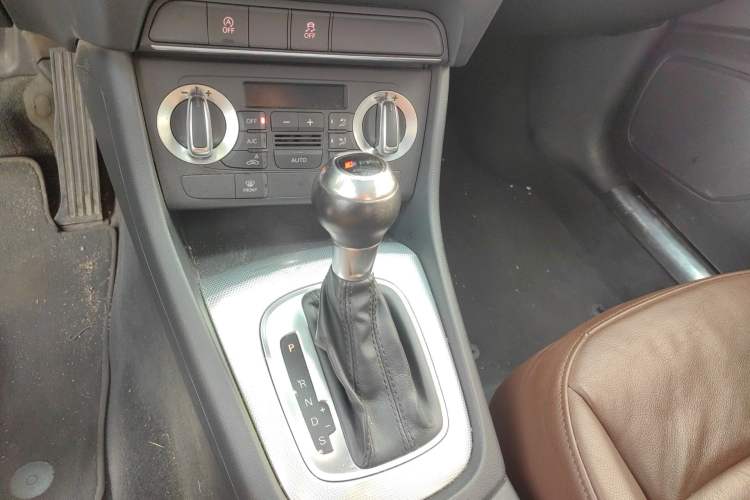 Used Audi Q3 2015 30 TFSI Comfort Model Gear Lever
