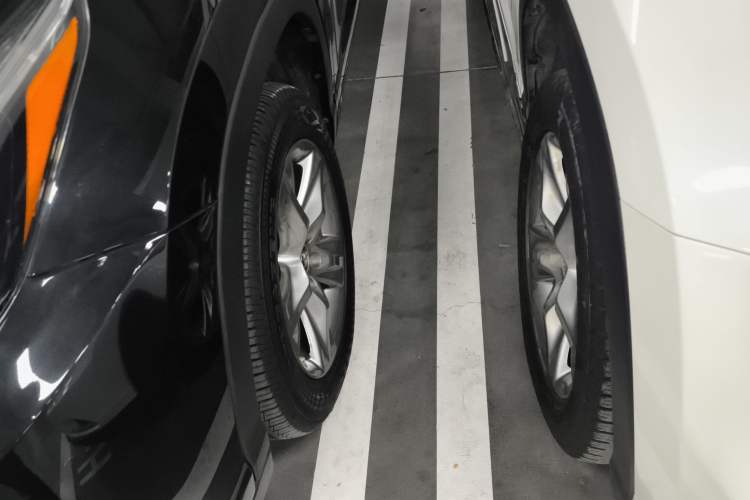 Used Toyota Highlander 2018 2.0T Four-Wheel Drive Luxury Version 7 Seats China VI Standard Left Front Wheel Hub