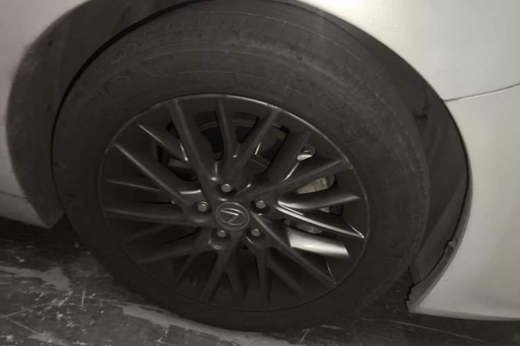 Used Lexus ES 2017 200 30th Anniversary Edition Right Front Wheel Hub