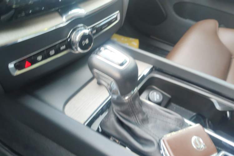 Used Volvo XC60 2020 T5 4x4 Smart Luxury Edition Gear Lever