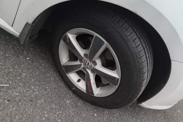 Used Volkswagen Lavida 2013 Revised Classic 1.6L Automatic Fashion Edition Right Front Wheel Hub