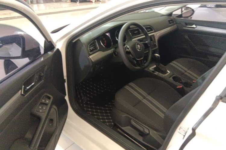 Used Volkswagen Lamando 2015 230TSI DSG Fashion Edition
