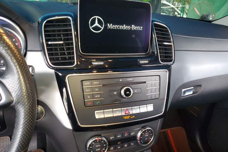 Used Mercedes-Benz GLE Coupe 2018 GLE 400 4MATIC Coupe SUV Audio And AC Panel