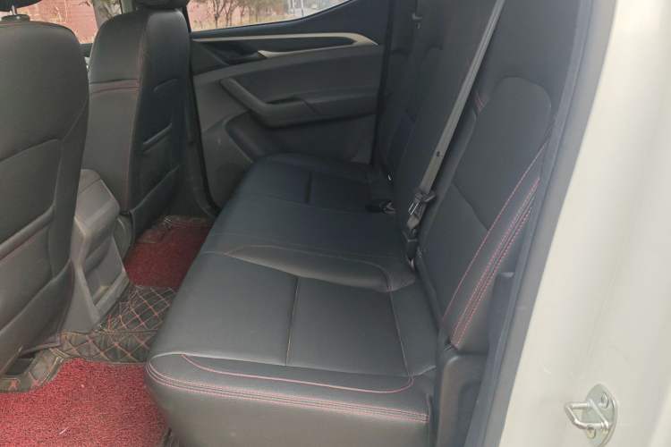 Used SAIC MAXUS T60 2017 2.4L Gasoline Manual Transmission 4x4 High Ground Clearance Comfortable Standard Cabin