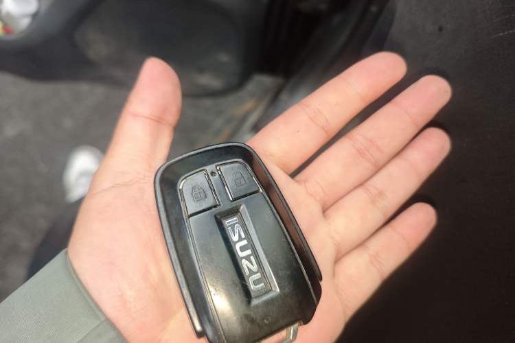 Used Isuzu mu-X 2017 3.0T Four-Wheel Drive Automatic Luxury 7-Seater China V Emission Standard