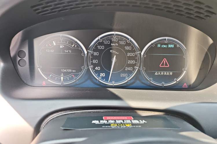 Used Jaguar XJ 2015 XJL 3.0 SC Four-Wheel Drive Panoramic Business Edition Odometer Close Up