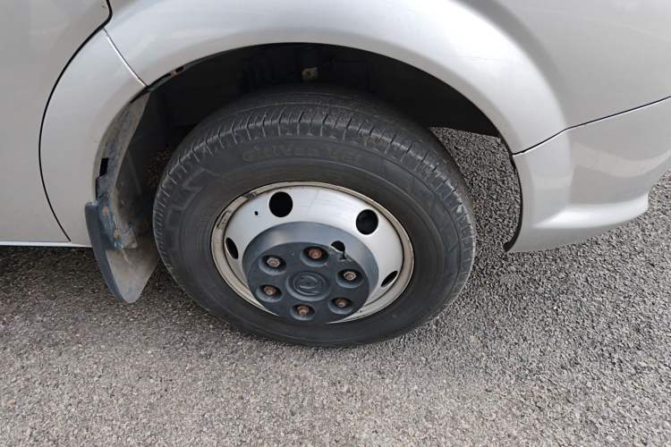 Used Dongfeng Yufeng 2021 2.4T Rear-Drive Logistics Vehicle Long Wheelbase High Roof Dual Rear Tires 6–9 Seats China VI Emission Standard YCY24140-60
