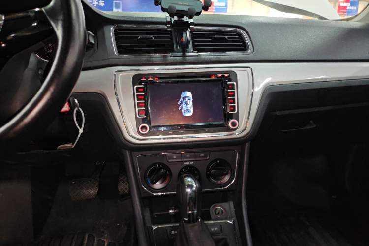 Used Volkswagen Lavida 2015 1.6L Automatic Comfort Edition Audio And AC Panel