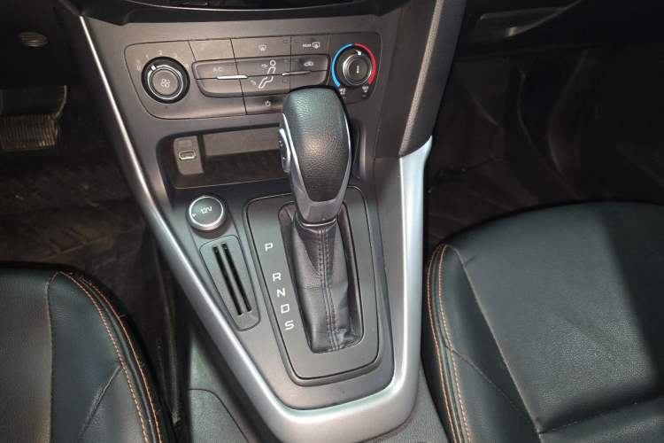 Used Ford Focus 2018 Hatchback Classic 1.6L Automatic Comfort Plus SmartDrive Edition Gear Lever