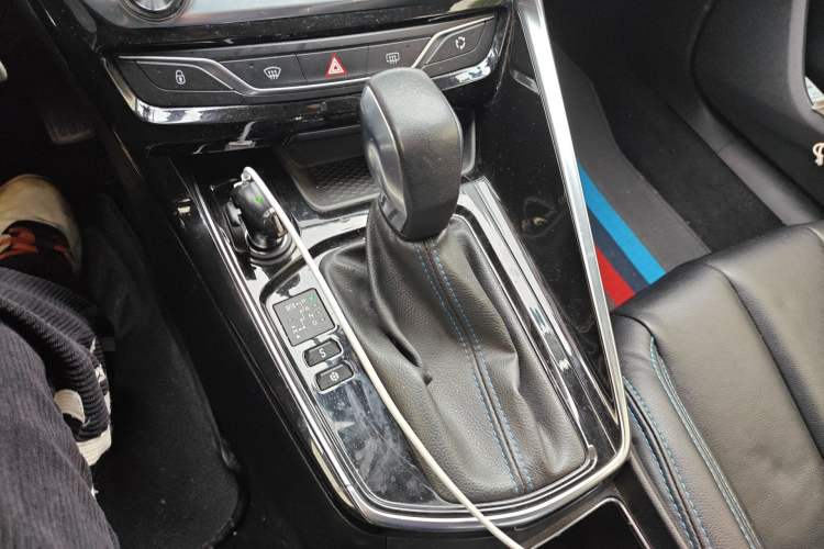 Used Peugeot 308 2019 1.6L Automatic Luxury Version China V Standard Gear Lever