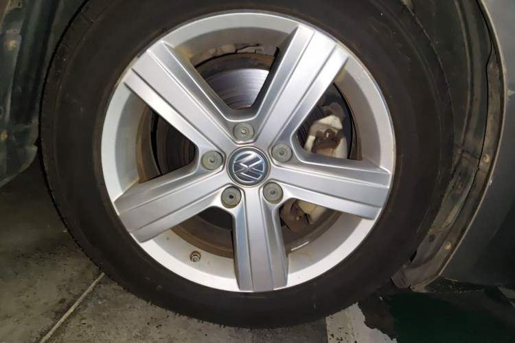 Used Volkswagen Golf 2014 1.4TSI Automatic Comfort Model Right Front Wheel Hub