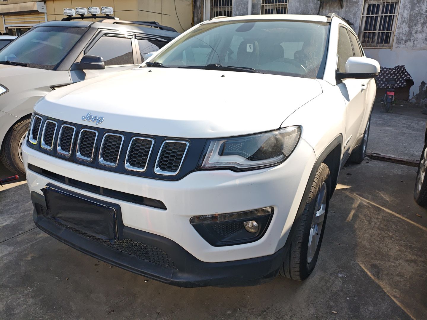 Под передней частью автомобиля