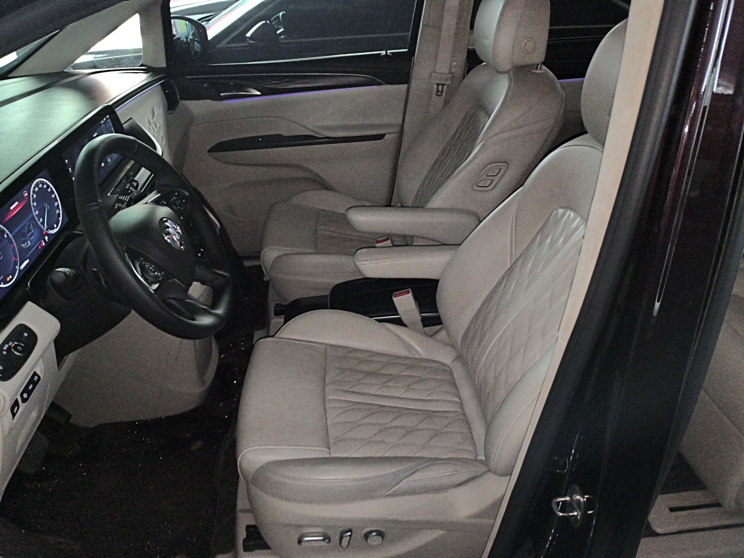 المقاعد الأمامية داخل السيارة