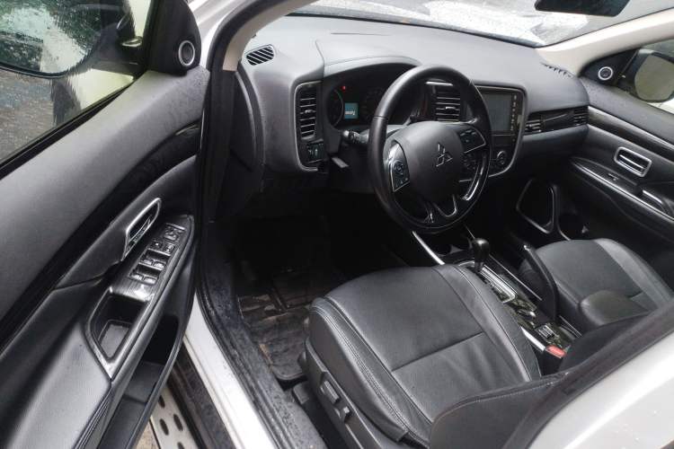 Used Mitsubishi Outlander 2018 2.0L Two-Wheel Drive Glory Edition 5 Seats Driver Seat