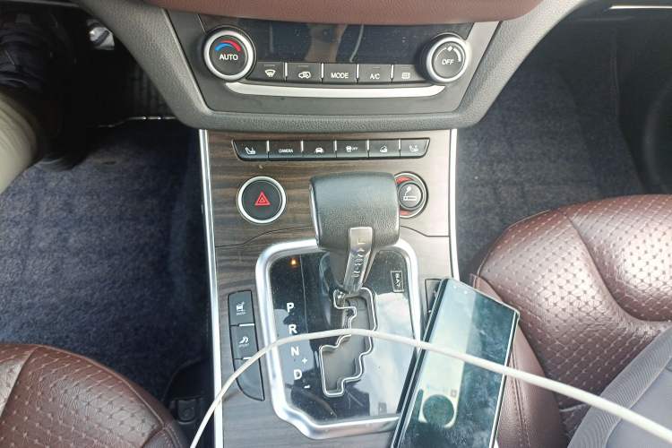 Used Land X7 2016 2.0T Panoramic Deluxe Edition Gear Lever