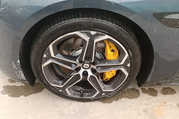 Used Xiaomi Auto SU7 2024 Four-Wheel Drive Ultra-Long Range Advanced Intelligent Driving Max Edition Left Front Wheel Hub