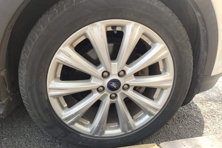 Used Ford Kuga 2017 EcoBoost 180 Two-Wheel-Drive Luxury Wing Edition Right Front Wheel Hub