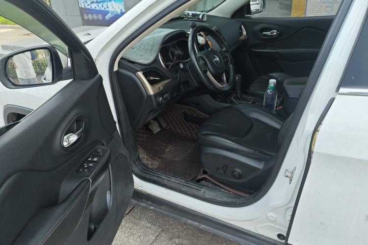 Used Jeep Cherokee 2017 2.0L Superior Edition
